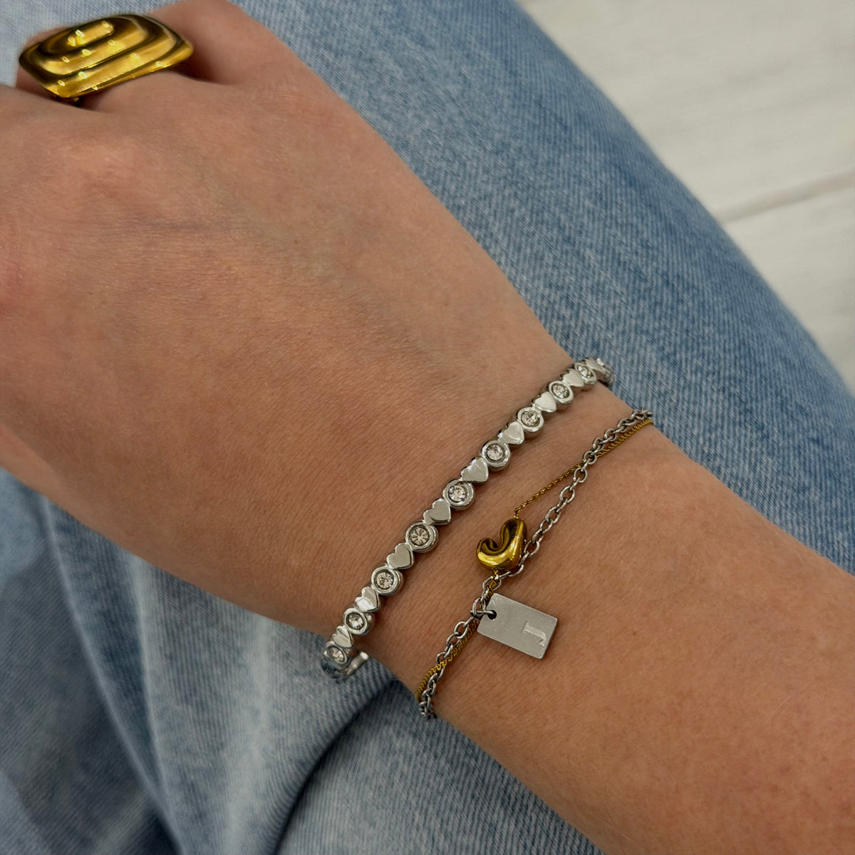 Brazalete delgado corazones
